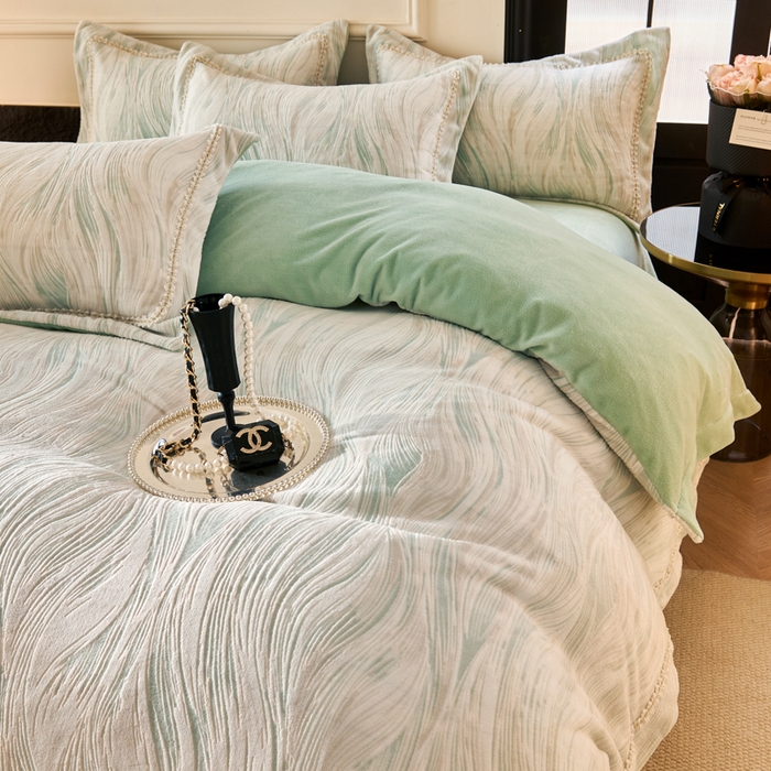 91家纺网 家纺一手货源 找家纺 宅家居 2025新款230克全消光雕花绒轻奢风立体烂花牛奶绒提花加厚保暖四件套-苏蜜绒 苏蜜绒-莫松绿