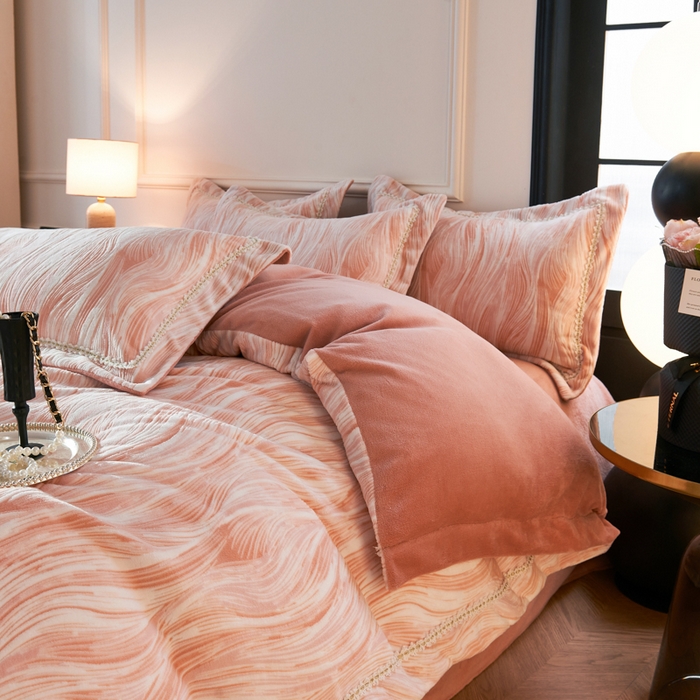 91家纺网 家纺一手货源 找家纺 宅家居 2025新款230克全消光雕花绒轻奢风立体烂花牛奶绒提花加厚保暖四件套-苏蜜绒 苏蜜绒-雪桃粉