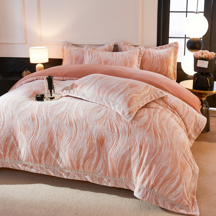 91家纺网 家纺一手货源 找家纺 宅家居 2025新款230克全消光雕花绒轻奢风立体烂花牛奶绒提花加厚保暖四件套-苏蜜绒 苏蜜绒-雪桃粉