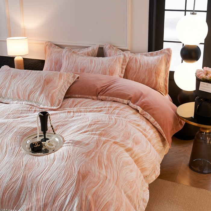 91家纺网 家纺一手货源 找家纺 宅家居 2025新款230克全消光雕花绒轻奢风立体烂花牛奶绒提花加厚保暖四件套-苏蜜绒 苏蜜绒-雪桃粉