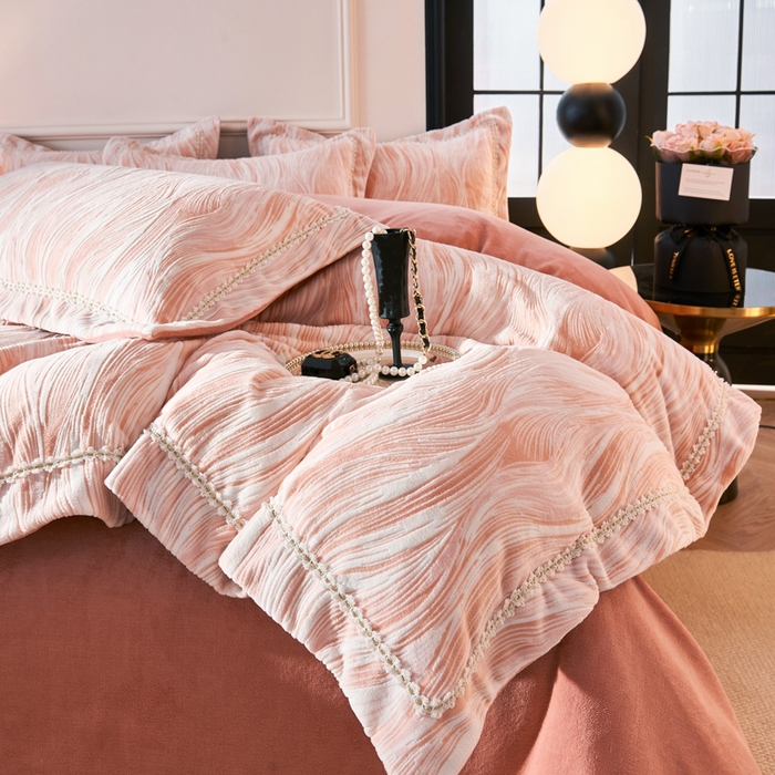 91家纺网 家纺一手货源 找家纺 宅家居 2025新款230克全消光雕花绒轻奢风立体烂花牛奶绒提花加厚保暖四件套-苏蜜绒 苏蜜绒-雪桃粉