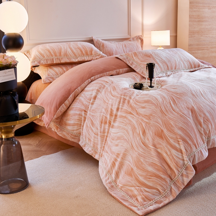 91家纺网 家纺一手货源 找家纺 宅家居 2025新款230克全消光雕花绒轻奢风立体烂花牛奶绒提花加厚保暖四件套-苏蜜绒 苏蜜绒-雪桃粉