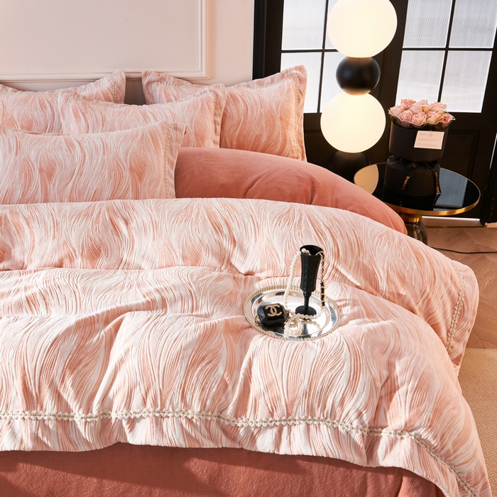 91家纺网 家纺一手货源 找家纺 宅家居 2025新款230克全消光雕花绒轻奢风立体烂花牛奶绒提花加厚保暖四件套-苏蜜绒 苏蜜绒-雪桃粉