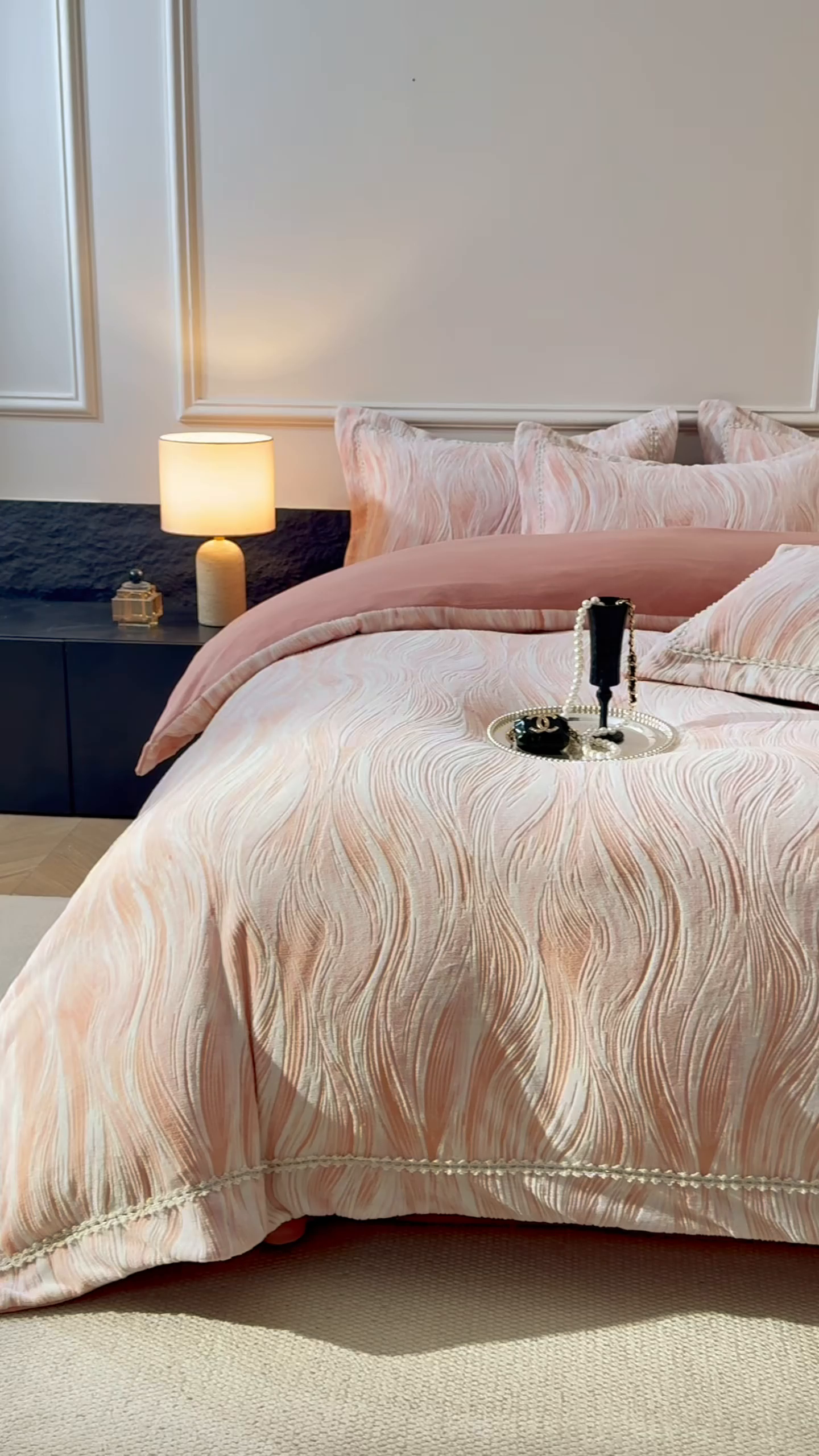 91家纺网 家纺一手货源 找家纺 宅家居 2025新款230克全消光雕花绒轻奢风立体烂花牛奶绒提花加厚保暖四件套-苏蜜绒 苏蜜绒-雪桃粉