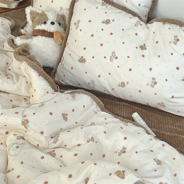 91家纺网 家纺一手货源 找家纺 荣轩 2025秋冬必备新品棉加绒华夫格提花绒工艺款四件套（铺床版）草莓派对