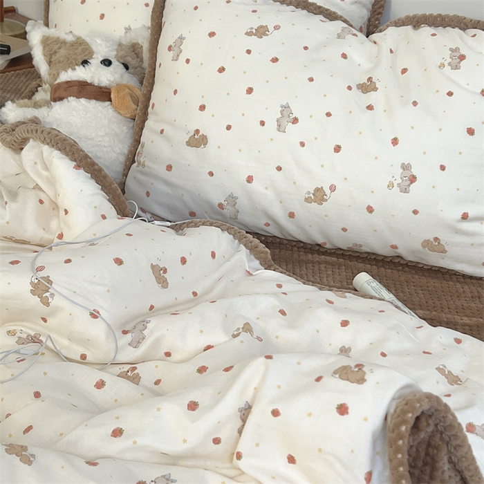 91家纺网 家纺一手货源 找家纺 荣轩 2025秋冬必备新品棉加绒华夫格提花绒工艺款四件套（铺床版）草莓派对