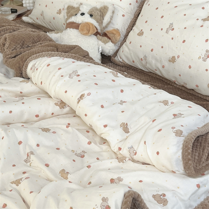 91家纺网 家纺一手货源 找家纺 荣轩 2025秋冬必备新品棉加绒华夫格提花绒工艺款四件套（铺床版）草莓派对