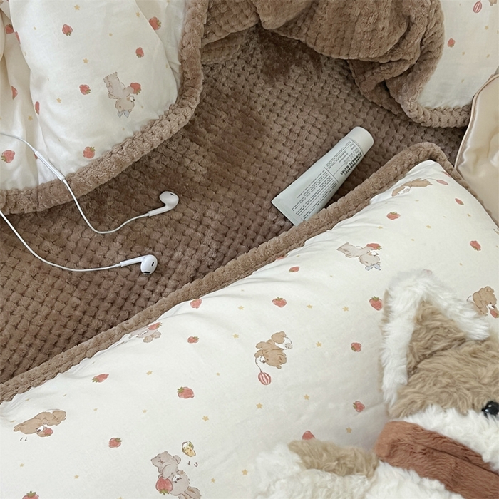 91家纺网 家纺一手货源 找家纺 荣轩 2025秋冬必备新品棉加绒华夫格提花绒工艺款四件套（铺床版）草莓派对