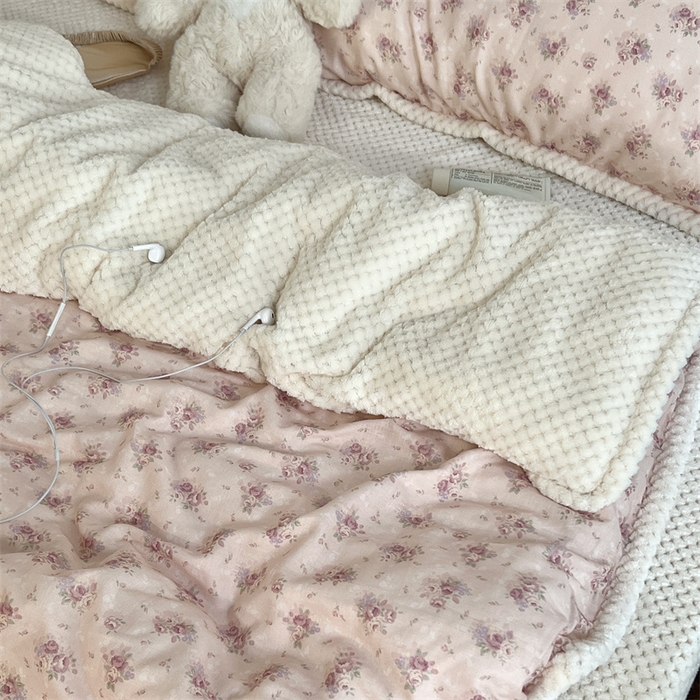 91家纺网 家纺一手货源 找家纺 荣轩 2025秋冬必备新品棉加绒华夫格提花绒工艺款四件套（铺床版）软糖花园