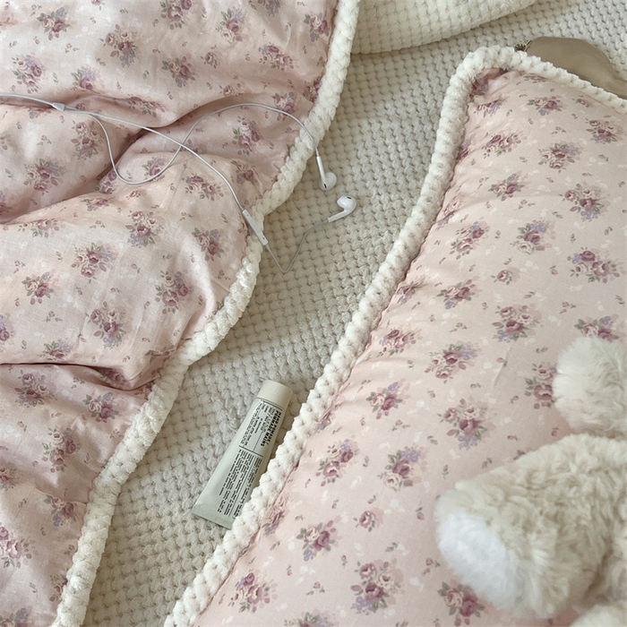 91家纺网 家纺一手货源 找家纺 荣轩 2025秋冬必备新品棉加绒华夫格提花绒工艺款四件套（铺床版）软糖花园