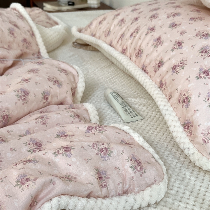 91家纺网 家纺一手货源 找家纺 荣轩 2025秋冬必备新品棉加绒华夫格提花绒工艺款四件套（铺床版）软糖花园