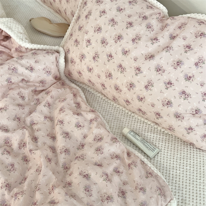 91家纺网 家纺一手货源 找家纺 荣轩 2025秋冬必备新品棉加绒华夫格提花绒工艺款四件套（铺床版）软糖花园
