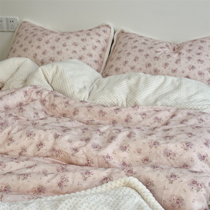 91家纺网 家纺一手货源 找家纺 荣轩 2025秋冬必备新品棉加绒华夫格提花绒工艺款四件套（铺床版）软糖花园