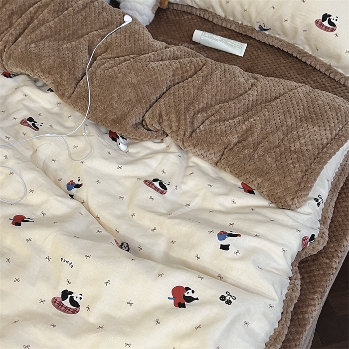 91家纺网 家纺一手货源 找家纺 荣轩 2025秋冬必备新品棉加绒华夫格提花绒工艺款四件套（铺床版）熊猫果果-米