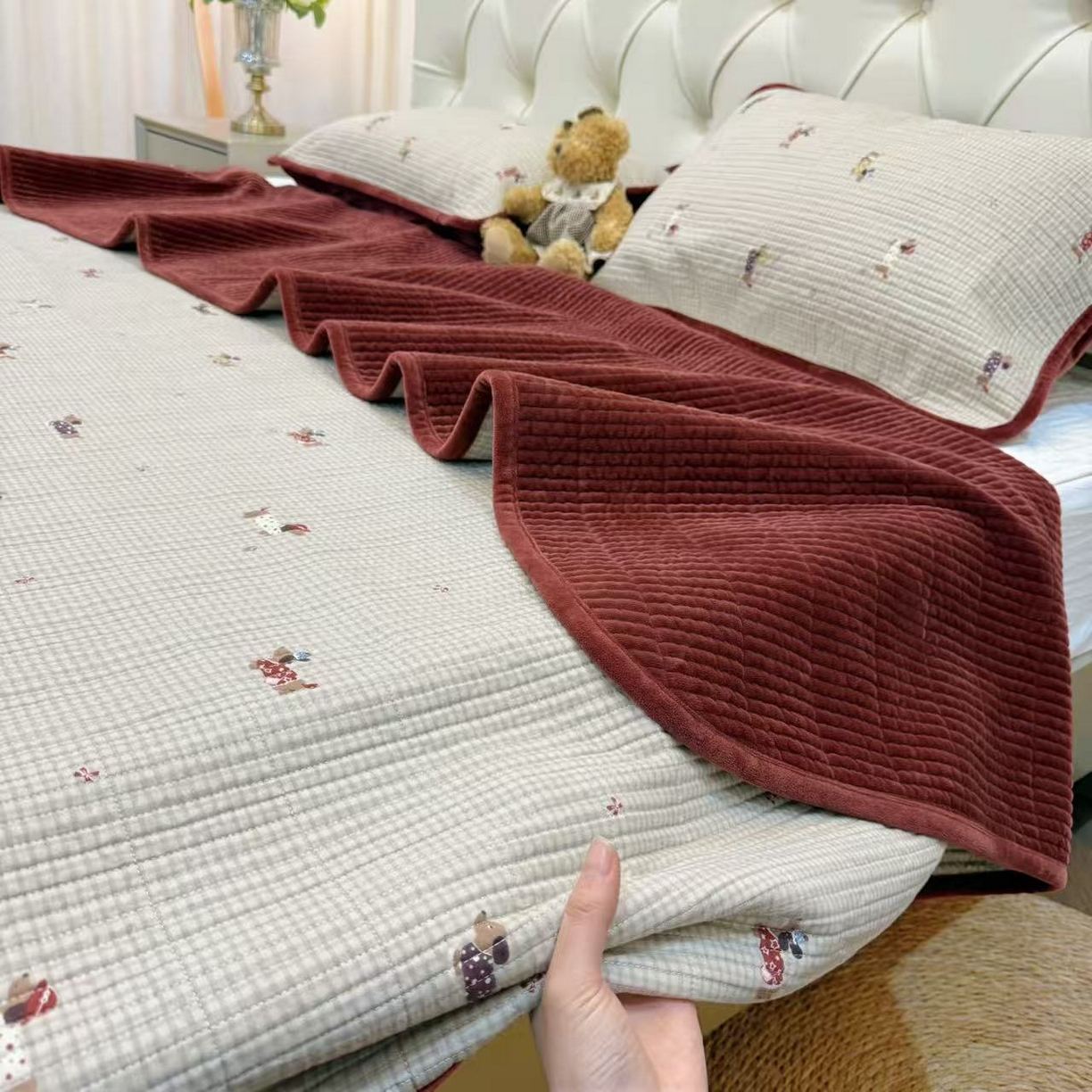 91家纺网 家纺一手货源 找家纺 （总）床盖工厂店 2025新款亲肤舒适高温酵素砂洗全棉纯棉加宝宝绒床盖三件套