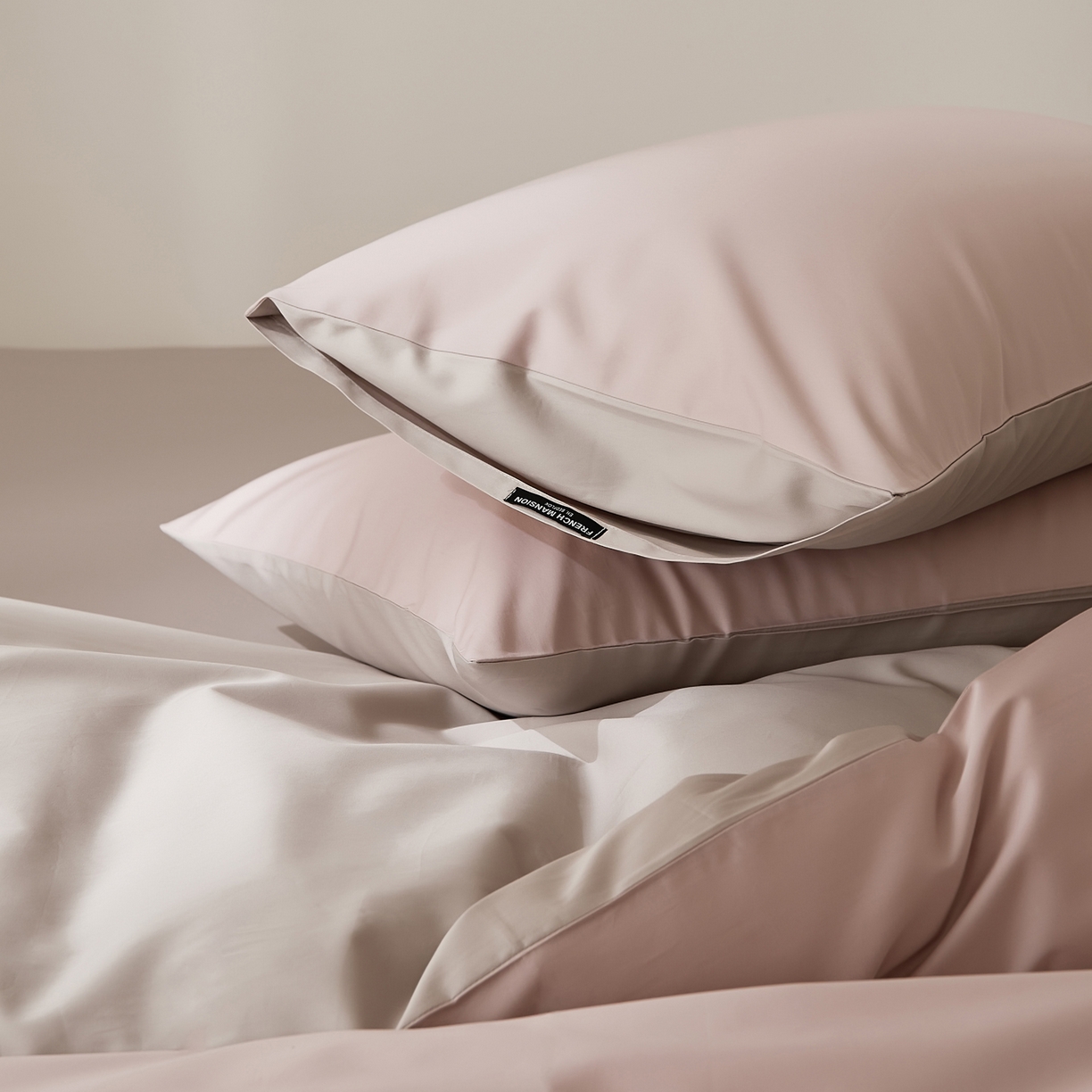 91家纺网 家纺一手货源 找家纺 EH家居 2026新款长绒棉纯棉云栖安缦之境四件套 安缦-洋气粉灰