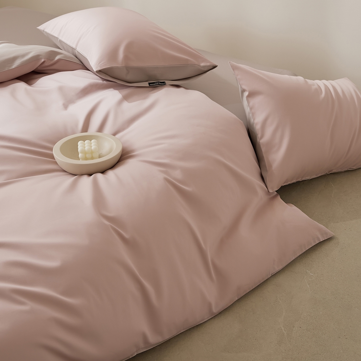 91家纺网 家纺一手货源 找家纺 EH家居 2026新款长绒棉纯棉云栖安缦之境四件套 安缦-洋气粉灰