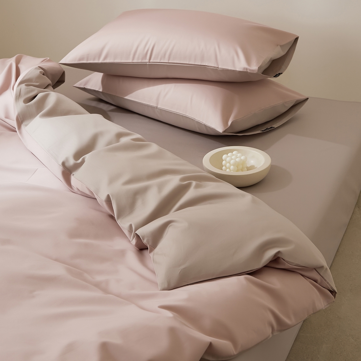 91家纺网 家纺一手货源 找家纺 EH家居 2026新款长绒棉纯棉云栖安缦之境四件套 安缦-洋气粉灰