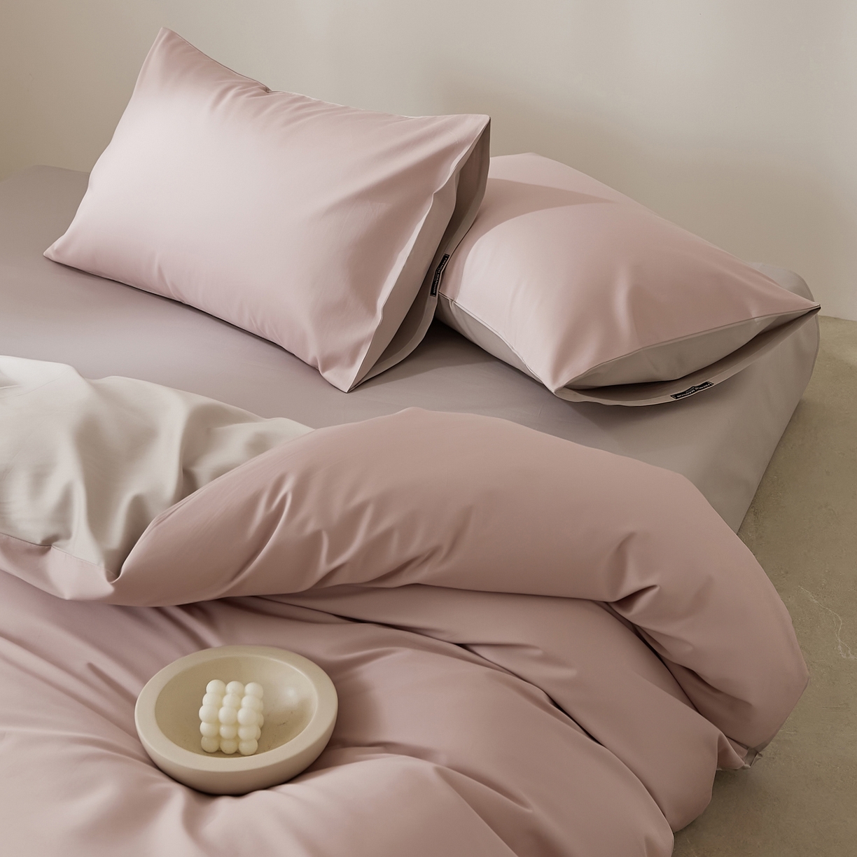 91家纺网 家纺一手货源 找家纺 EH家居 2026新款长绒棉纯棉云栖安缦之境四件套 安缦-洋气粉灰