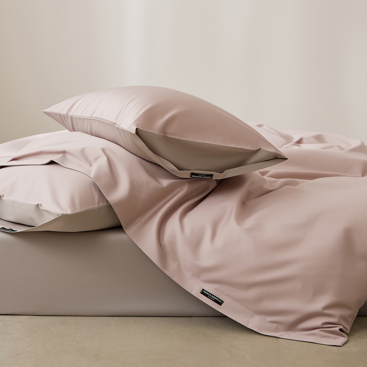 91家纺网 家纺一手货源 找家纺 EH家居 2026新款长绒棉纯棉云栖安缦之境四件套 安缦-洋气粉灰