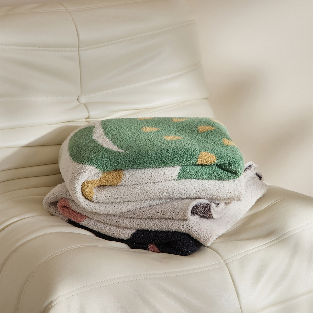 91家纺网 家纺一手货源 找家纺 （总）暖绵绵家纺 2025新款毛茸茸小猫毯子毛毯抱枕含芯-黑糖【券后最低零售价：毯子173元、抱枕（含芯）153元】