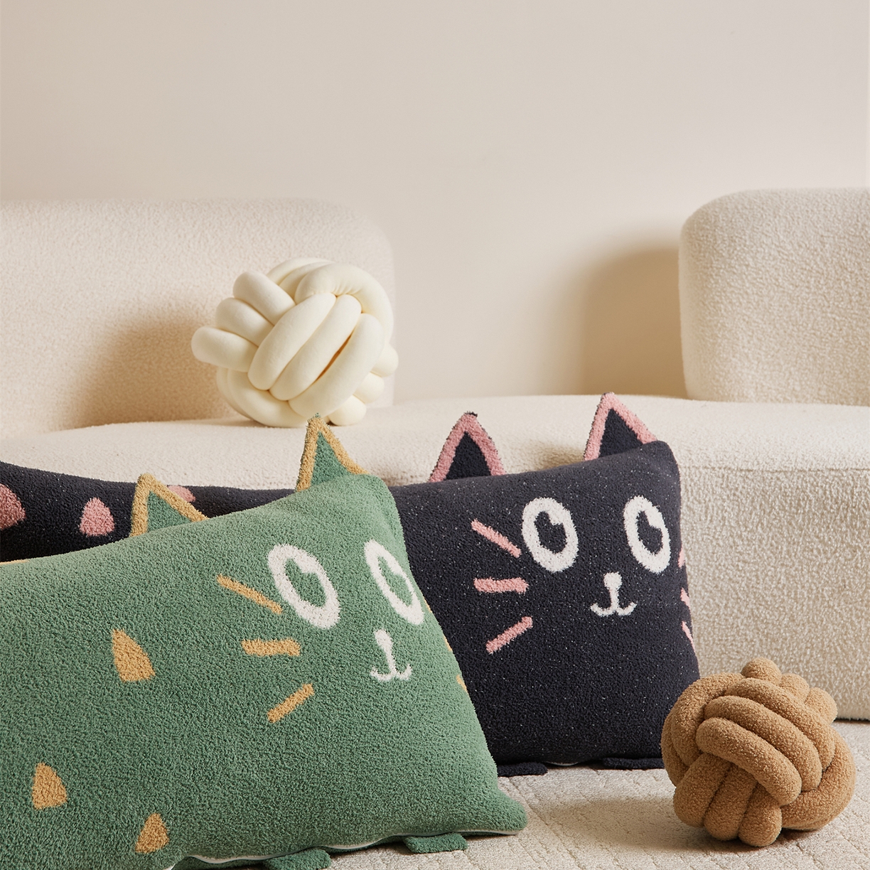 91家纺网 家纺一手货源 找家纺 （总）暖绵绵家纺 2025新款毛茸茸小猫毯子毛毯抱枕含芯-黑糖【券后最低零售价：毯子173元、抱枕（含芯）153元】