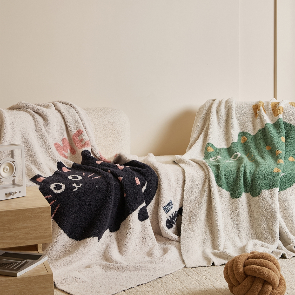 91家纺网 家纺一手货源 找家纺 （总）暖绵绵家纺 2025新款毛茸茸小猫毯子毛毯抱枕含芯-黑糖【券后最低零售价：毯子173元、抱枕（含芯）153元】