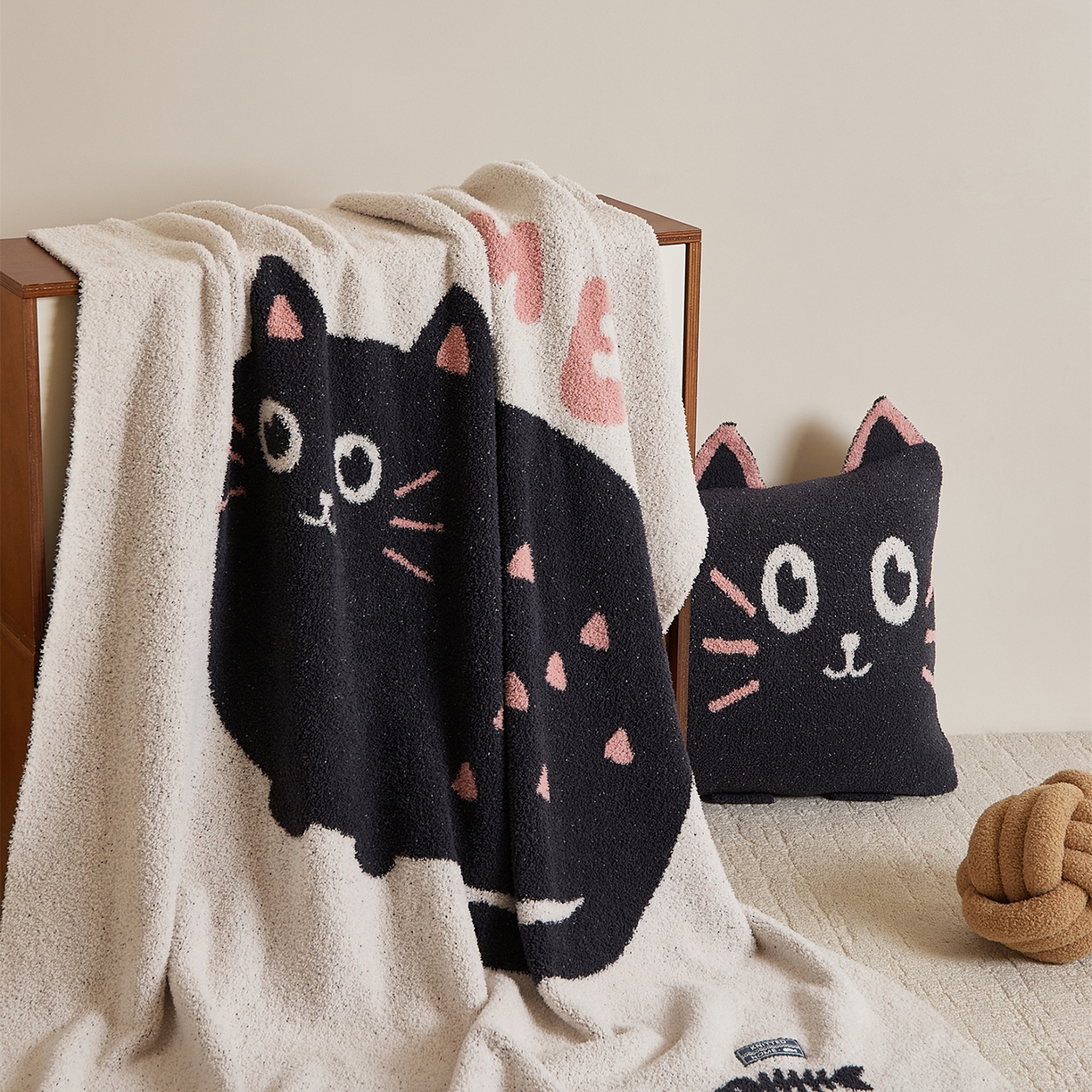 91家纺网 家纺一手货源 找家纺 （总）暖绵绵家纺 2025新款毛茸茸小猫毯子毛毯抱枕含芯-黑糖【券后最低零售价：毯子173元、抱枕（含芯）153元】