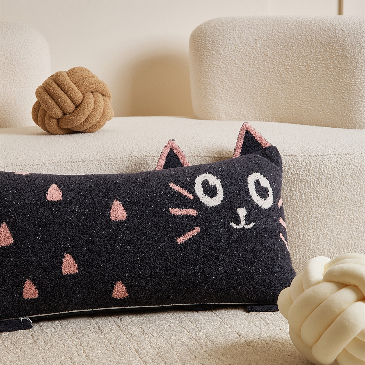 91家纺网 家纺一手货源 找家纺 （总）暖绵绵家纺 2025新款毛茸茸小猫毯子毛毯抱枕含芯-黑糖【券后最低零售价：毯子173元、抱枕（含芯）153元】
