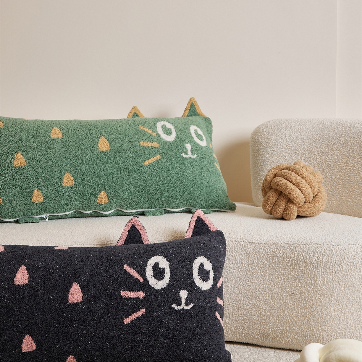 91家纺网 家纺一手货源 找家纺 暖绵绵家纺 2025新款毛茸茸小猫毯子毛毯抱枕含芯-黑糖【券后最低零售价：毯子173元、抱枕（含芯）153元】 组合图