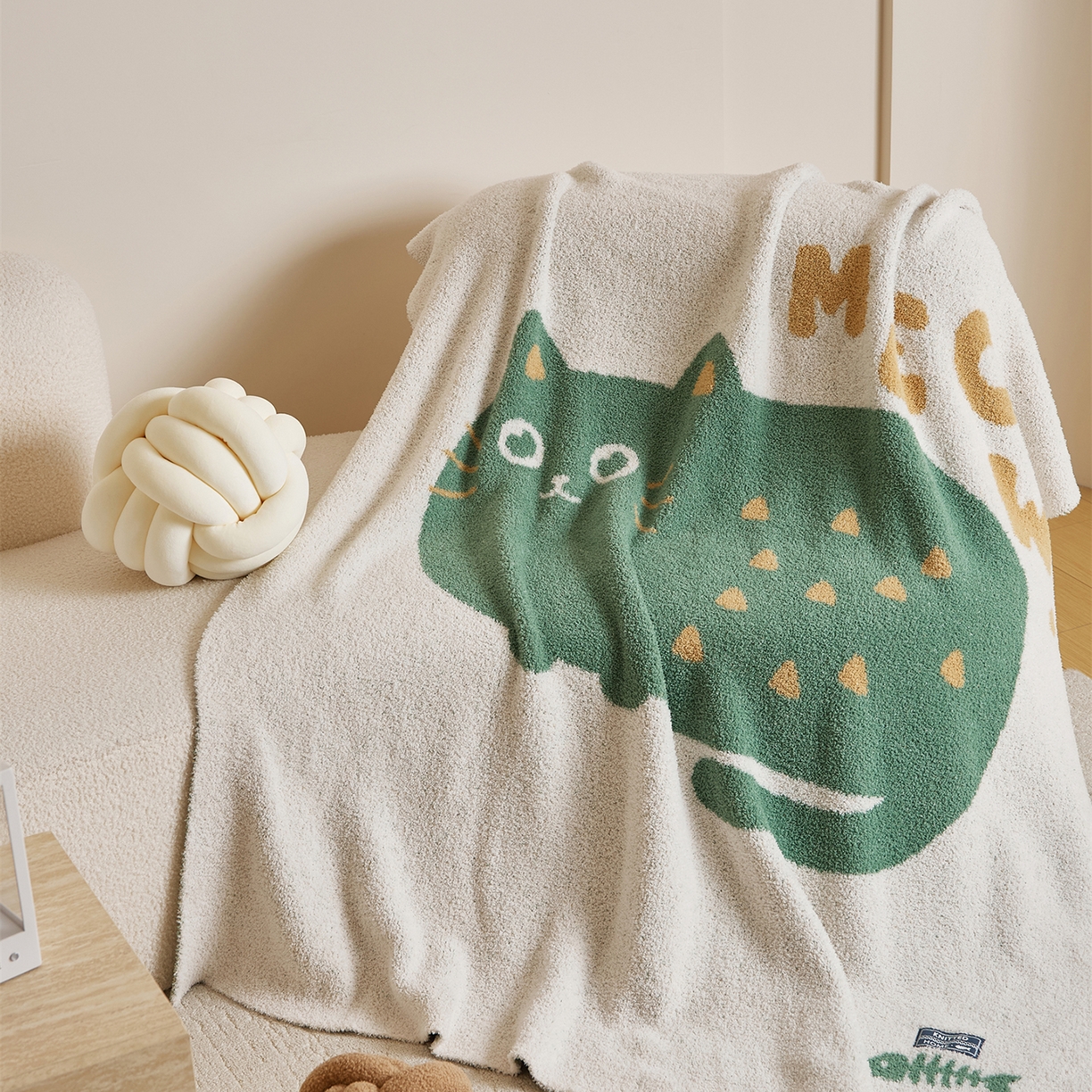 91家纺网 家纺一手货源 找家纺 暖绵绵家纺 2025新款毛茸茸小猫毯子毛毯抱枕含芯-黑糖【券后最低零售价：毯子173元、抱枕（含芯）153元】 黑糖毯子-暗绿色