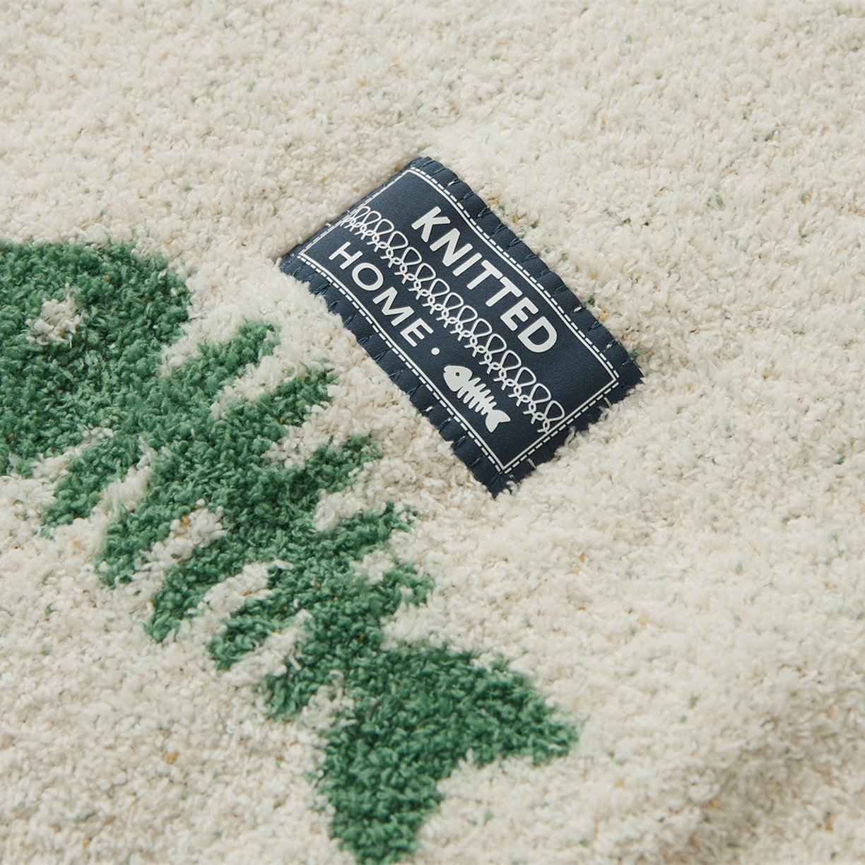 91家纺网 家纺一手货源 找家纺 暖绵绵家纺 2025新款毛茸茸小猫毯子毛毯抱枕含芯-黑糖【券后最低零售价：毯子173元、抱枕（含芯）153元】 黑糖毯子-暗绿色