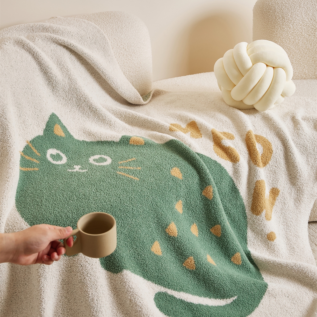 91家纺网 家纺一手货源 找家纺 暖绵绵家纺 2025新款毛茸茸小猫毯子毛毯抱枕含芯-黑糖【券后最低零售价：毯子173元、抱枕（含芯）153元】 黑糖毯子-暗绿色