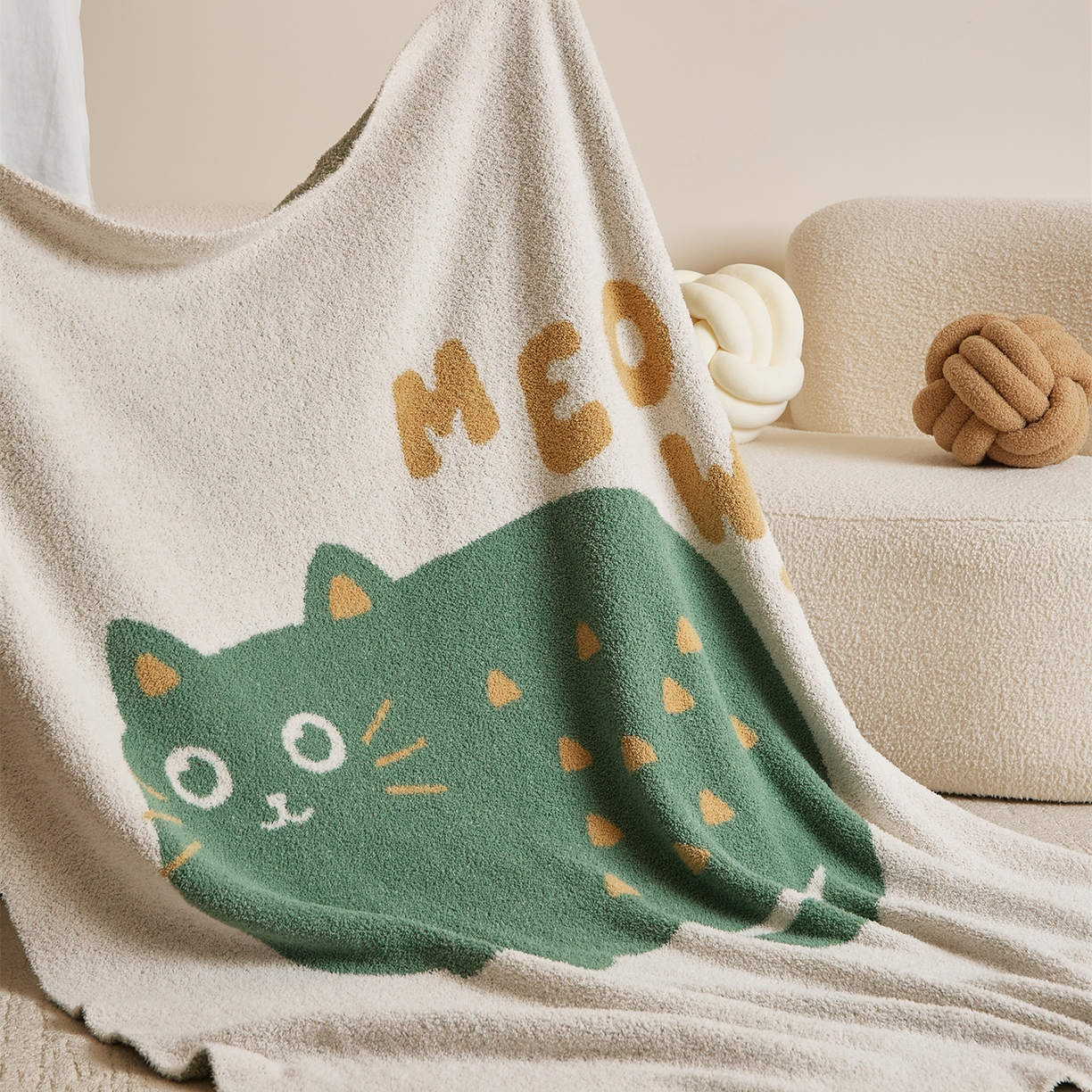 91家纺网 家纺一手货源 找家纺 暖绵绵家纺 2025新款毛茸茸小猫毯子毛毯抱枕含芯-黑糖【券后最低零售价：毯子173元、抱枕（含芯）153元】 黑糖毯子-暗绿色