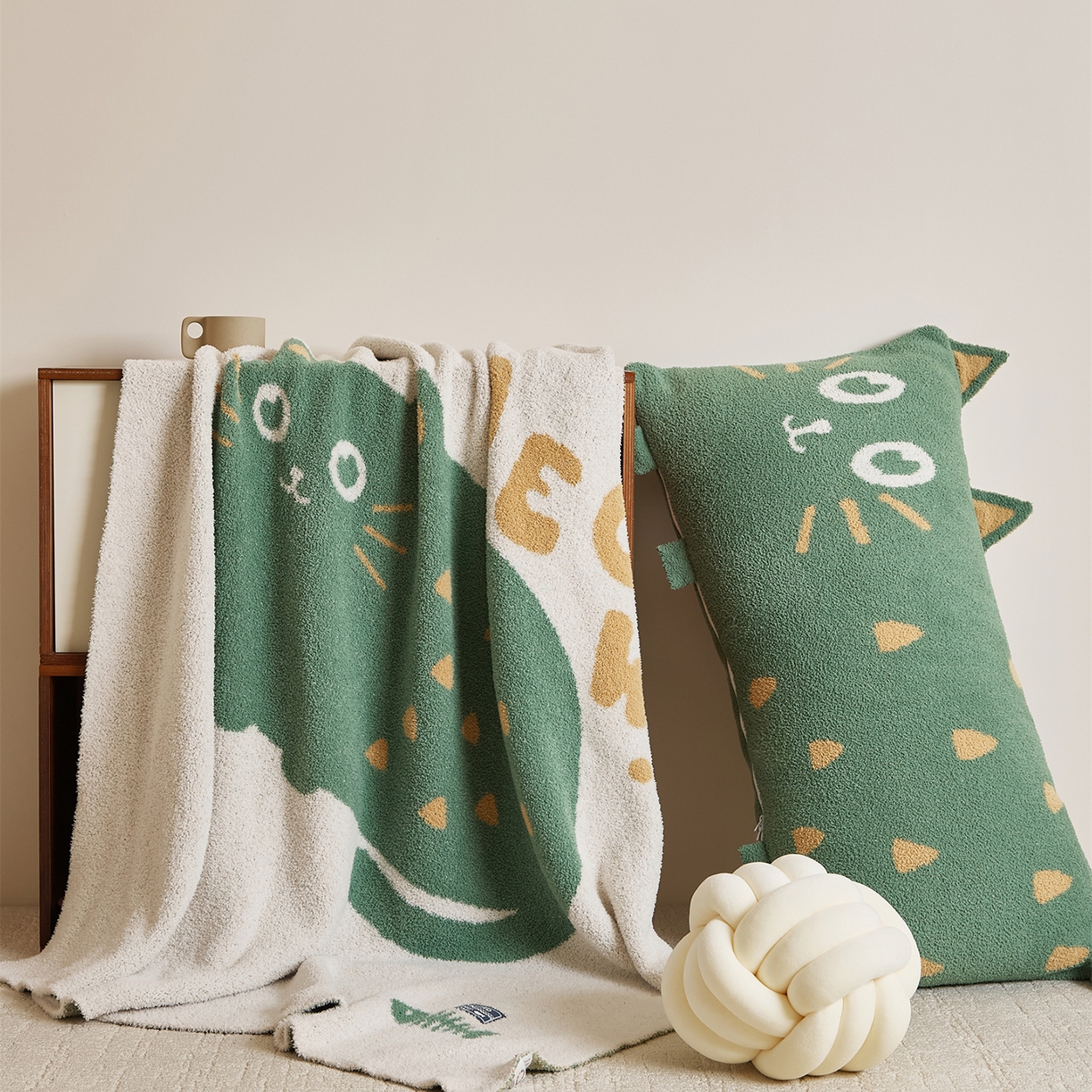 91家纺网 家纺一手货源 找家纺 暖绵绵家纺 2025新款毛茸茸小猫毯子毛毯抱枕含芯-黑糖【券后最低零售价：毯子173元、抱枕（含芯）153元】 黑糖毯子-暗绿色