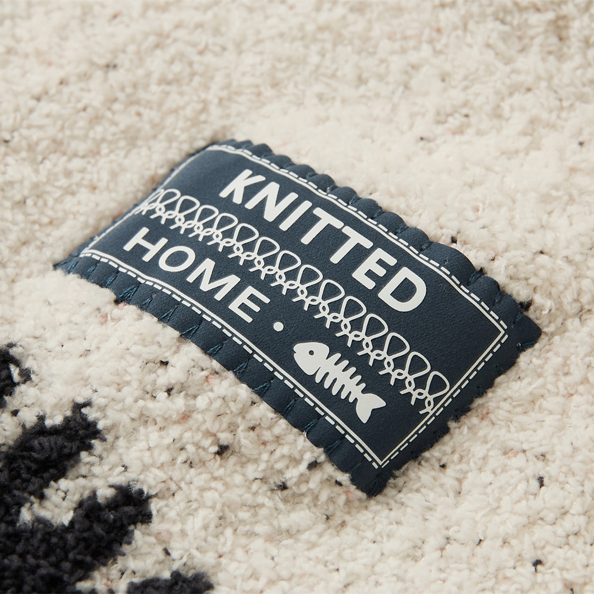 91家纺网 家纺一手货源 找家纺 暖绵绵家纺 2025新款毛茸茸小猫毯子毛毯抱枕含芯-黑糖【券后最低零售价：毯子173元、抱枕（含芯）153元】 黑糖毯子-烟灰色