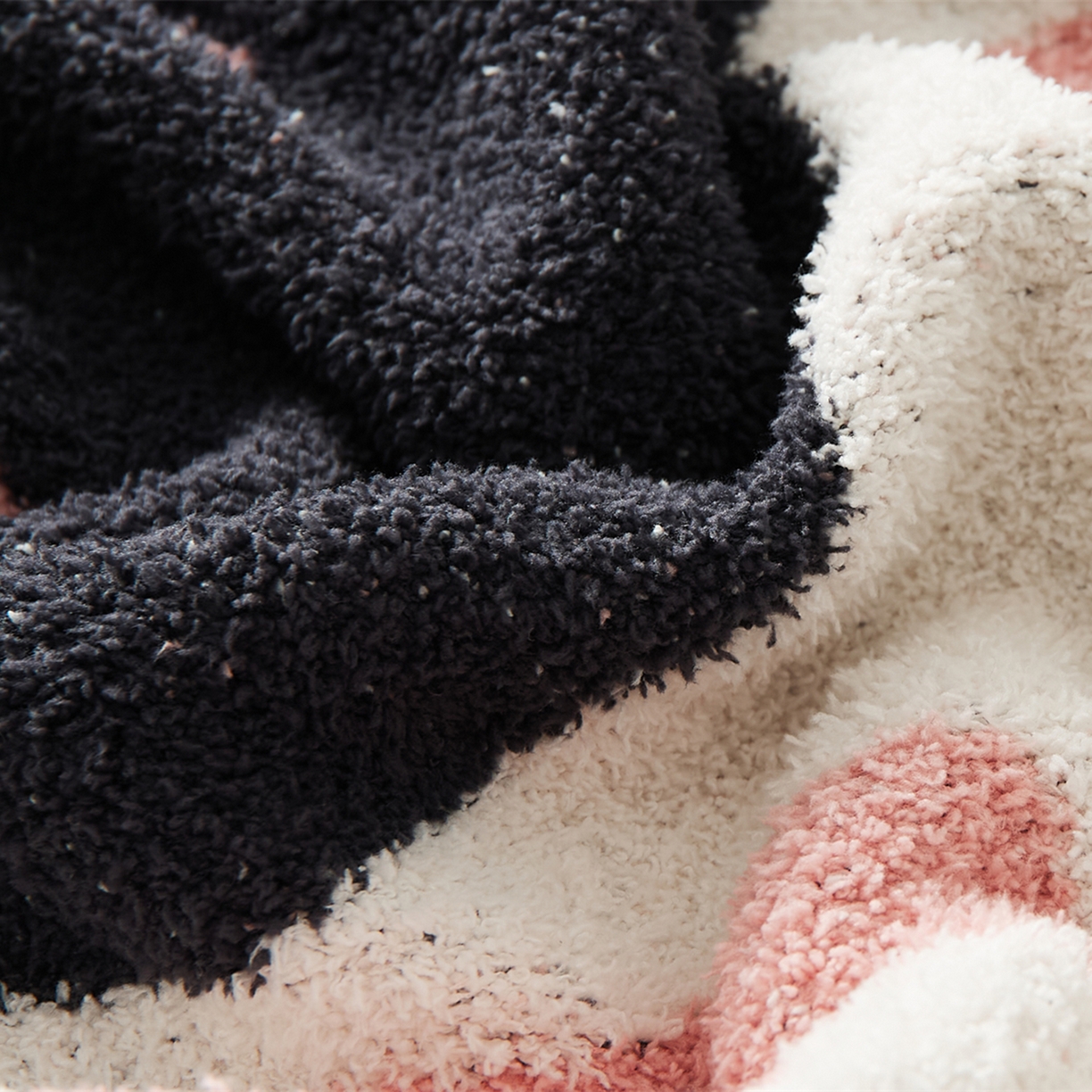 91家纺网 家纺一手货源 找家纺 暖绵绵家纺 2025新款毛茸茸小猫毯子毛毯抱枕含芯-黑糖【券后最低零售价：毯子173元、抱枕（含芯）153元】 黑糖毯子-烟灰色