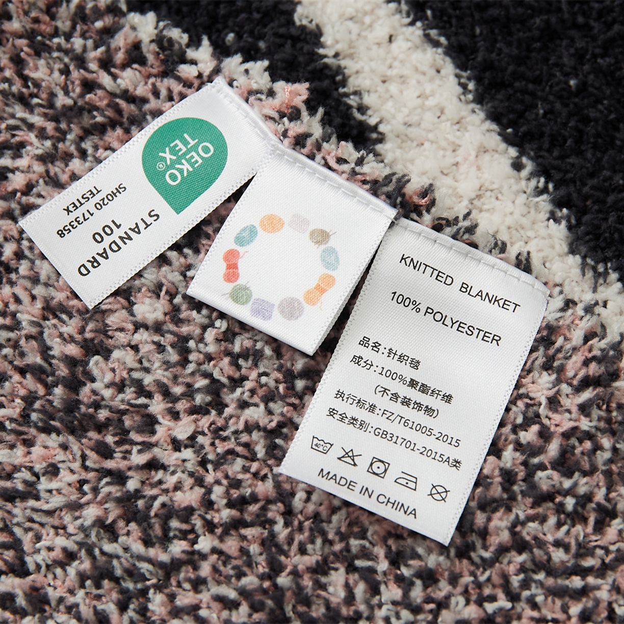 91家纺网 家纺一手货源 找家纺 暖绵绵家纺 2025新款毛茸茸小猫毯子毛毯抱枕含芯-黑糖【券后最低零售价：毯子173元、抱枕（含芯）153元】 黑糖毯子-烟灰色