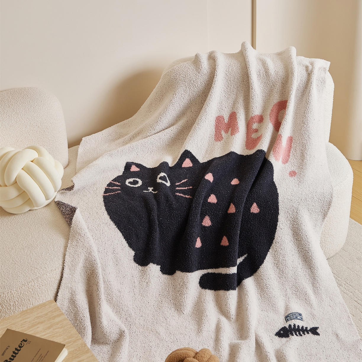 91家纺网 家纺一手货源 找家纺 暖绵绵家纺 2025新款毛茸茸小猫毯子毛毯抱枕含芯-黑糖【券后最低零售价：毯子173元、抱枕（含芯）153元】 黑糖毯子-烟灰色