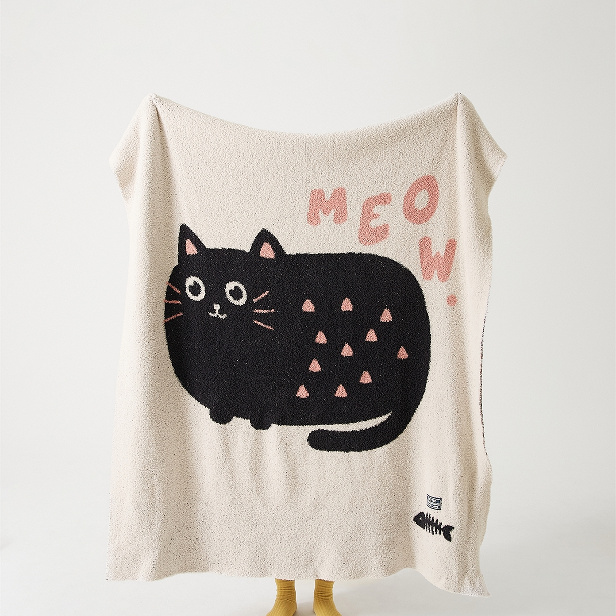 91家纺网 家纺一手货源 找家纺 暖绵绵家纺 2025新款毛茸茸小猫毯子毛毯抱枕含芯-黑糖【券后最低零售价：毯子173元、抱枕（含芯）153元】 黑糖毯子-烟灰色