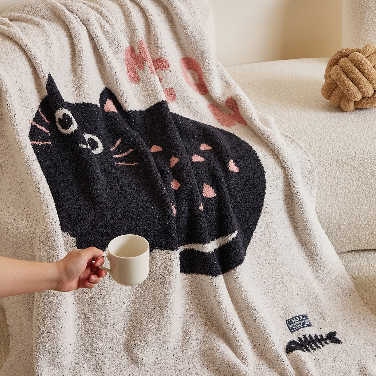 91家纺网 家纺一手货源 找家纺 暖绵绵家纺 2025新款毛茸茸小猫毯子毛毯抱枕含芯-黑糖【券后最低零售价：毯子173元、抱枕（含芯）153元】 黑糖毯子-烟灰色