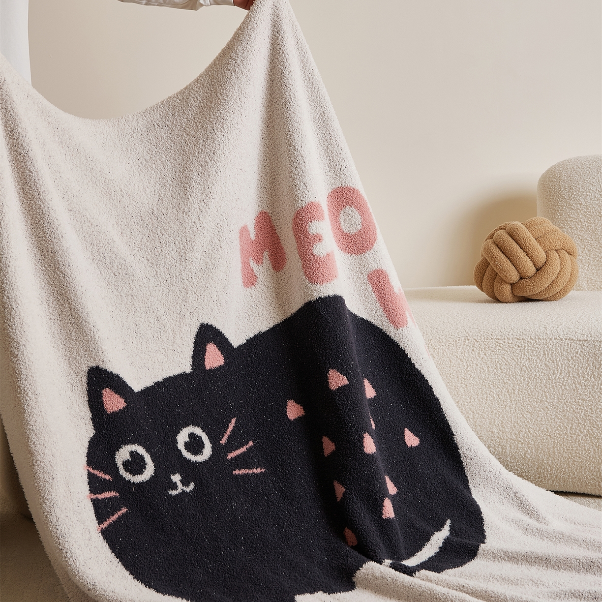 91家纺网 家纺一手货源 找家纺 暖绵绵家纺 2025新款毛茸茸小猫毯子毛毯抱枕含芯-黑糖【券后最低零售价：毯子173元、抱枕（含芯）153元】 黑糖毯子-烟灰色