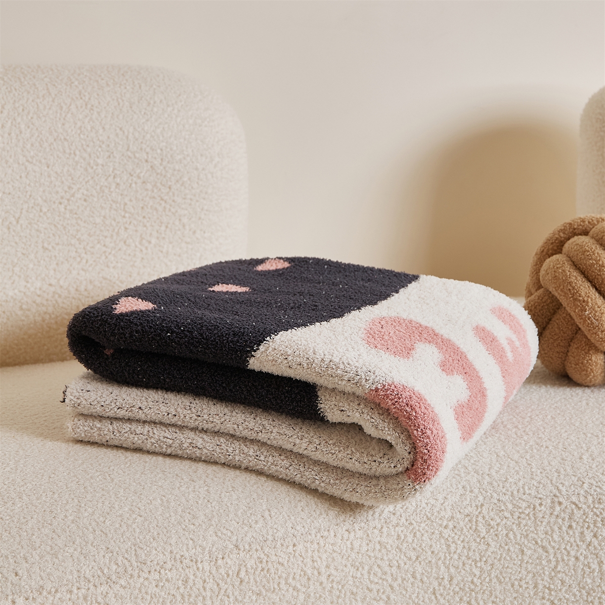 91家纺网 家纺一手货源 找家纺 暖绵绵家纺 2025新款毛茸茸小猫毯子毛毯抱枕含芯-黑糖【券后最低零售价：毯子173元、抱枕（含芯）153元】 黑糖毯子-烟灰色