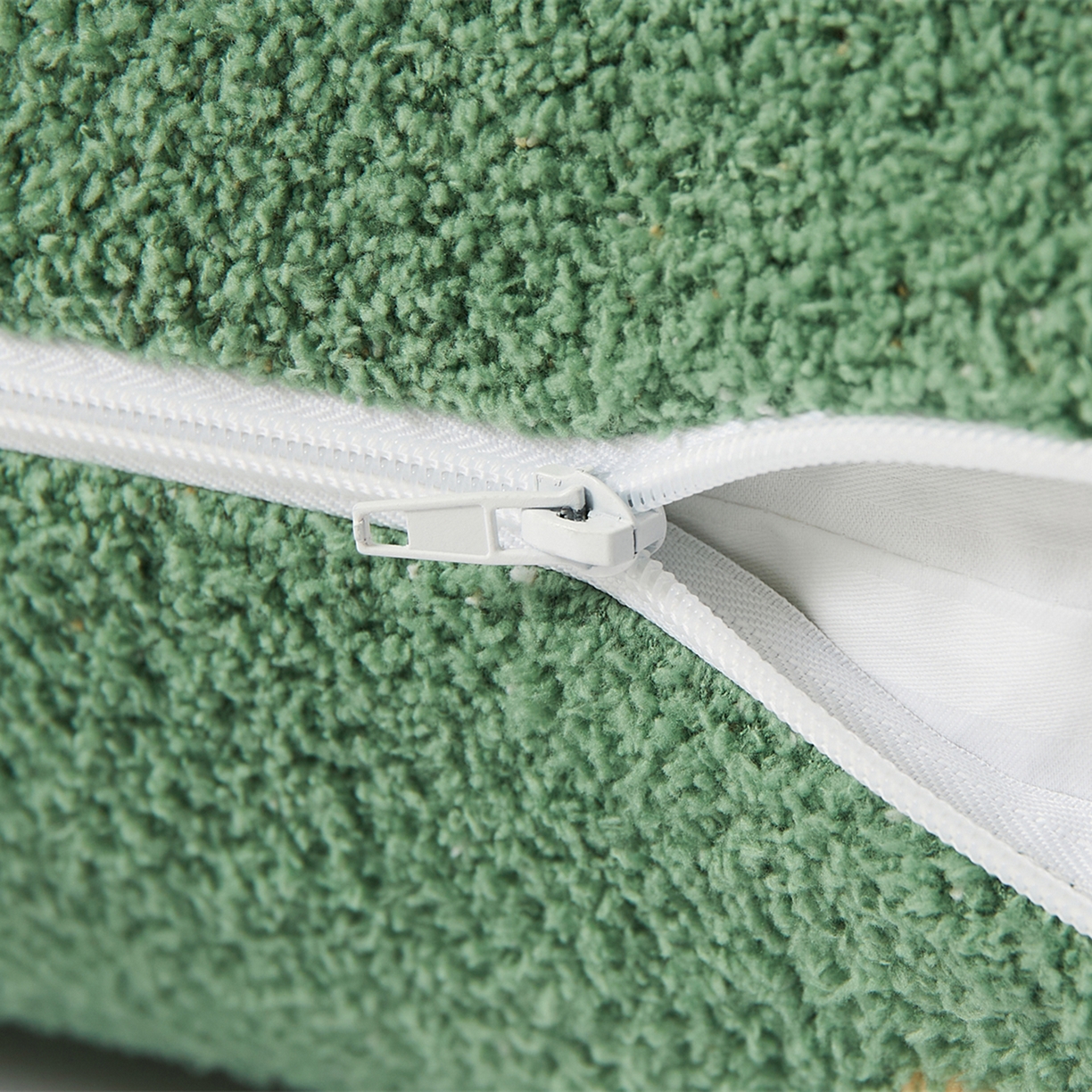 91家纺网 家纺一手货源 找家纺 暖绵绵家纺 2025新款毛茸茸小猫毯子毛毯抱枕含芯-黑糖【券后最低零售价：毯子173元、抱枕（含芯）153元】 黑糖抱枕含芯-暗绿色