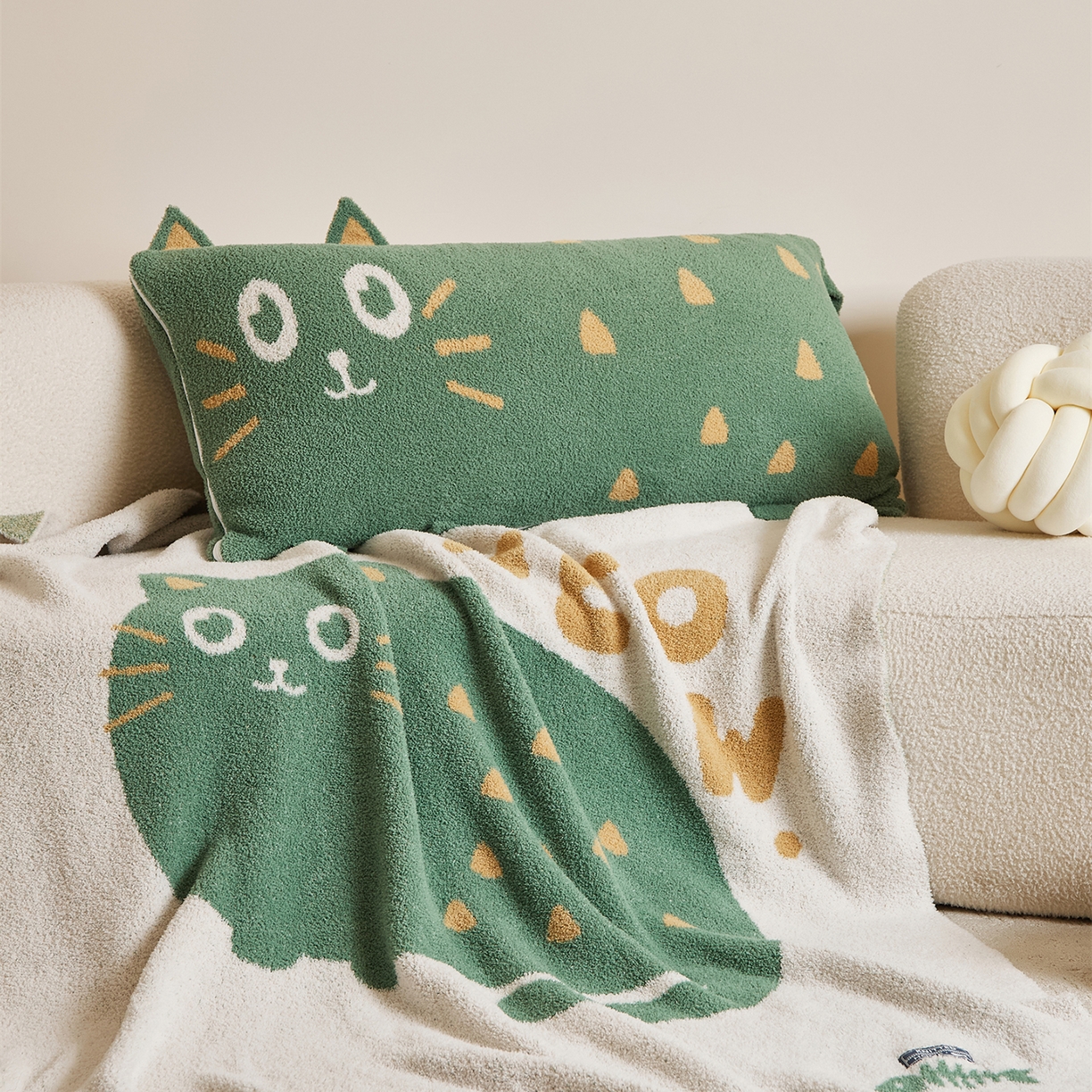 91家纺网 家纺一手货源 找家纺 暖绵绵家纺 2025新款毛茸茸小猫毯子毛毯抱枕含芯-黑糖【券后最低零售价：毯子173元、抱枕（含芯）153元】 黑糖抱枕含芯-暗绿色