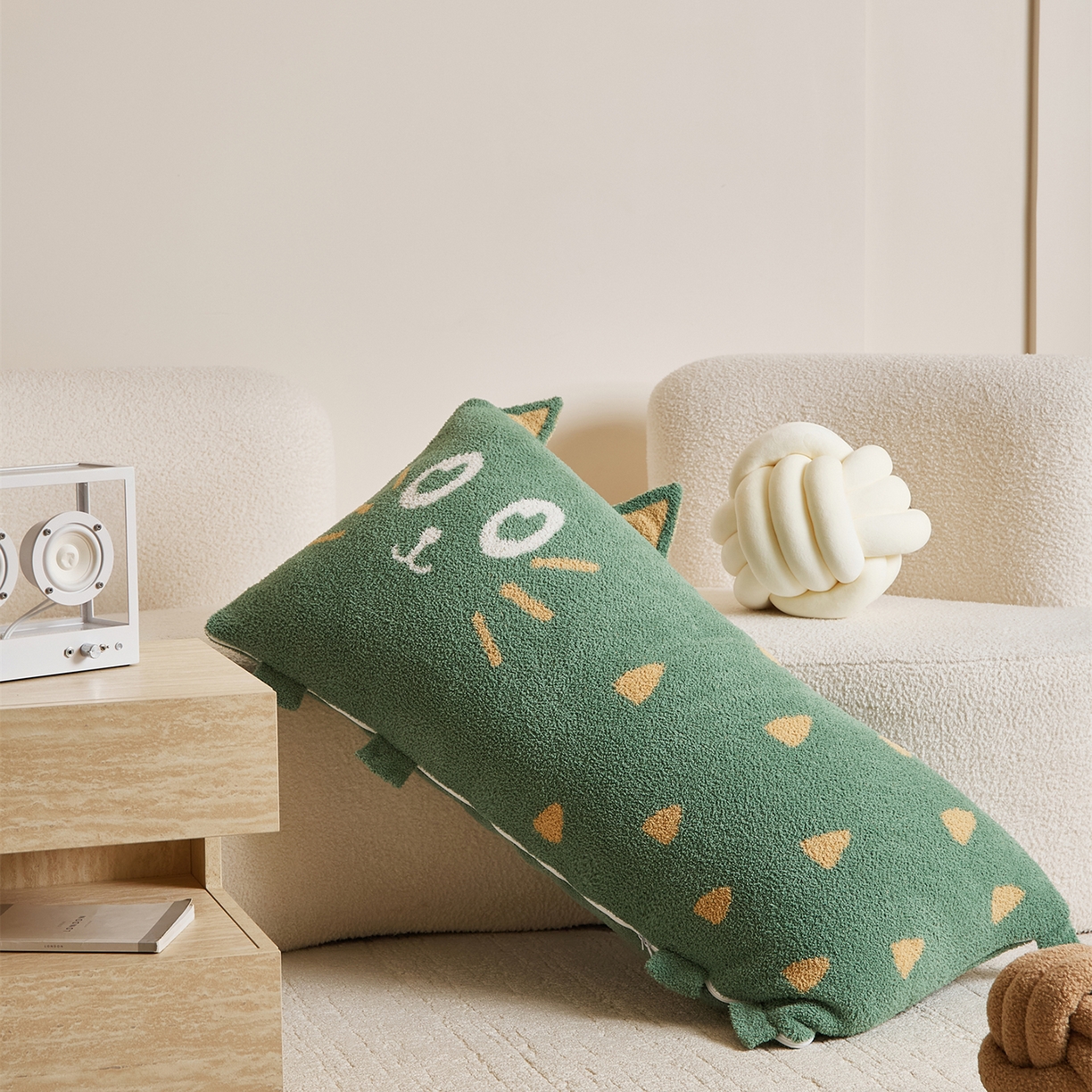 91家纺网 家纺一手货源 找家纺 暖绵绵家纺 2025新款毛茸茸小猫毯子毛毯抱枕含芯-黑糖【券后最低零售价：毯子173元、抱枕（含芯）153元】 黑糖抱枕含芯-暗绿色