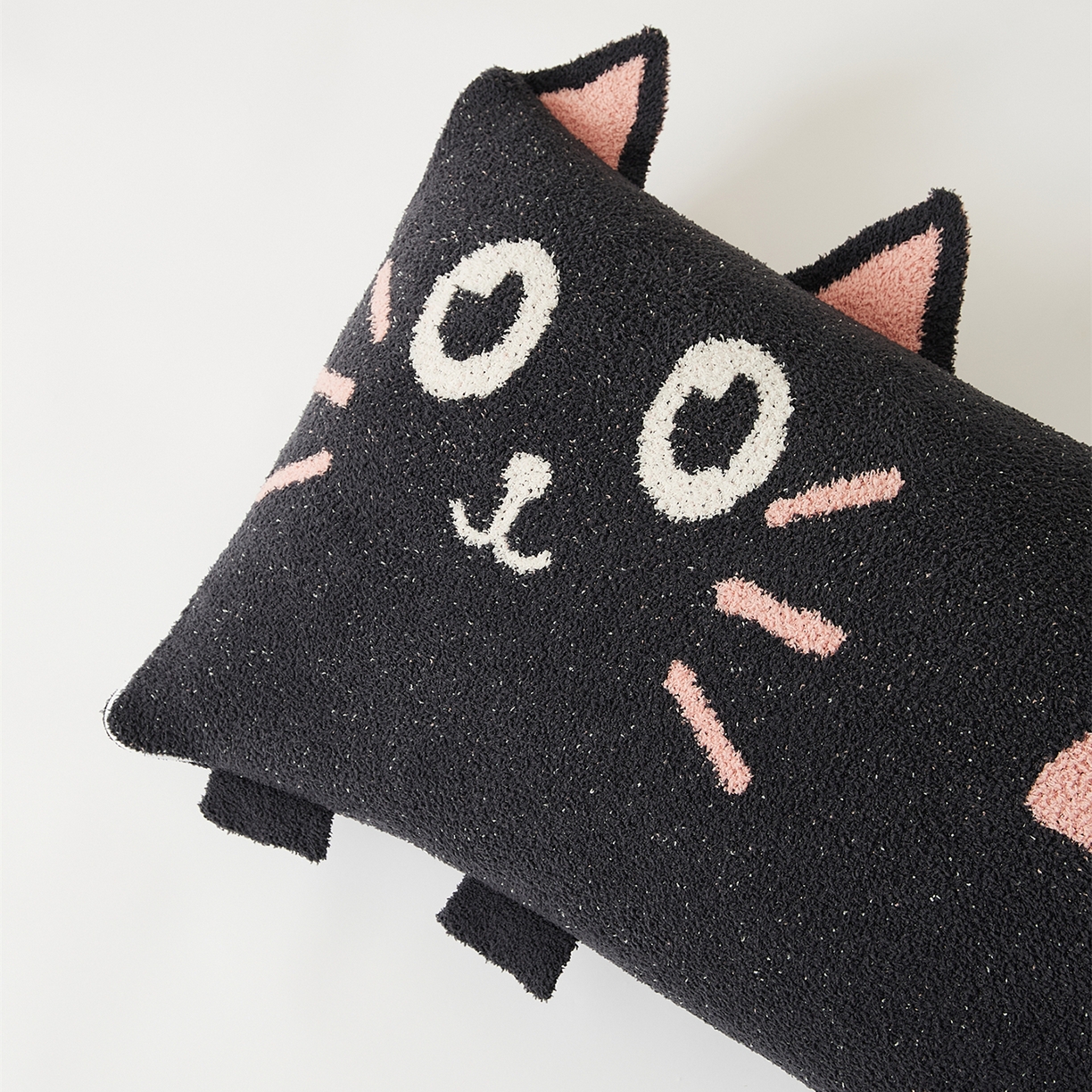 91家纺网 家纺一手货源 找家纺 暖绵绵家纺 2025新款毛茸茸小猫毯子毛毯抱枕含芯-黑糖【券后最低零售价：毯子173元、抱枕（含芯）153元】 黑糖抱枕含芯-烟灰色