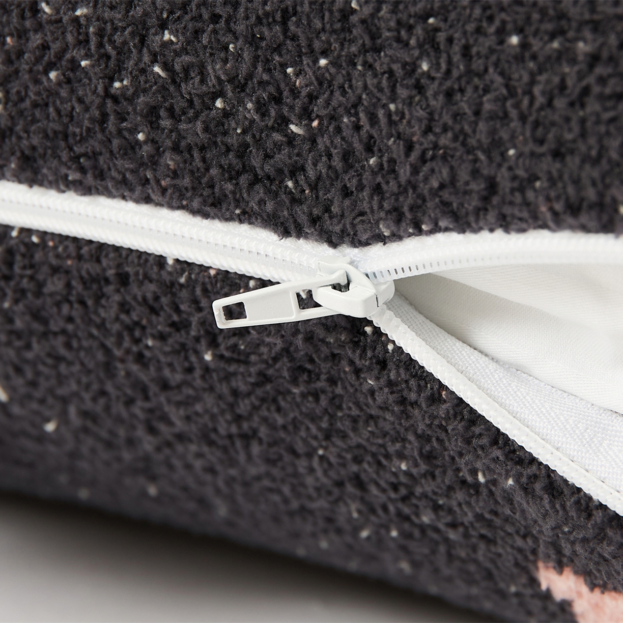 91家纺网 家纺一手货源 找家纺 暖绵绵家纺 2025新款毛茸茸小猫毯子毛毯抱枕含芯-黑糖【券后最低零售价：毯子173元、抱枕（含芯）153元】 黑糖抱枕含芯-烟灰色