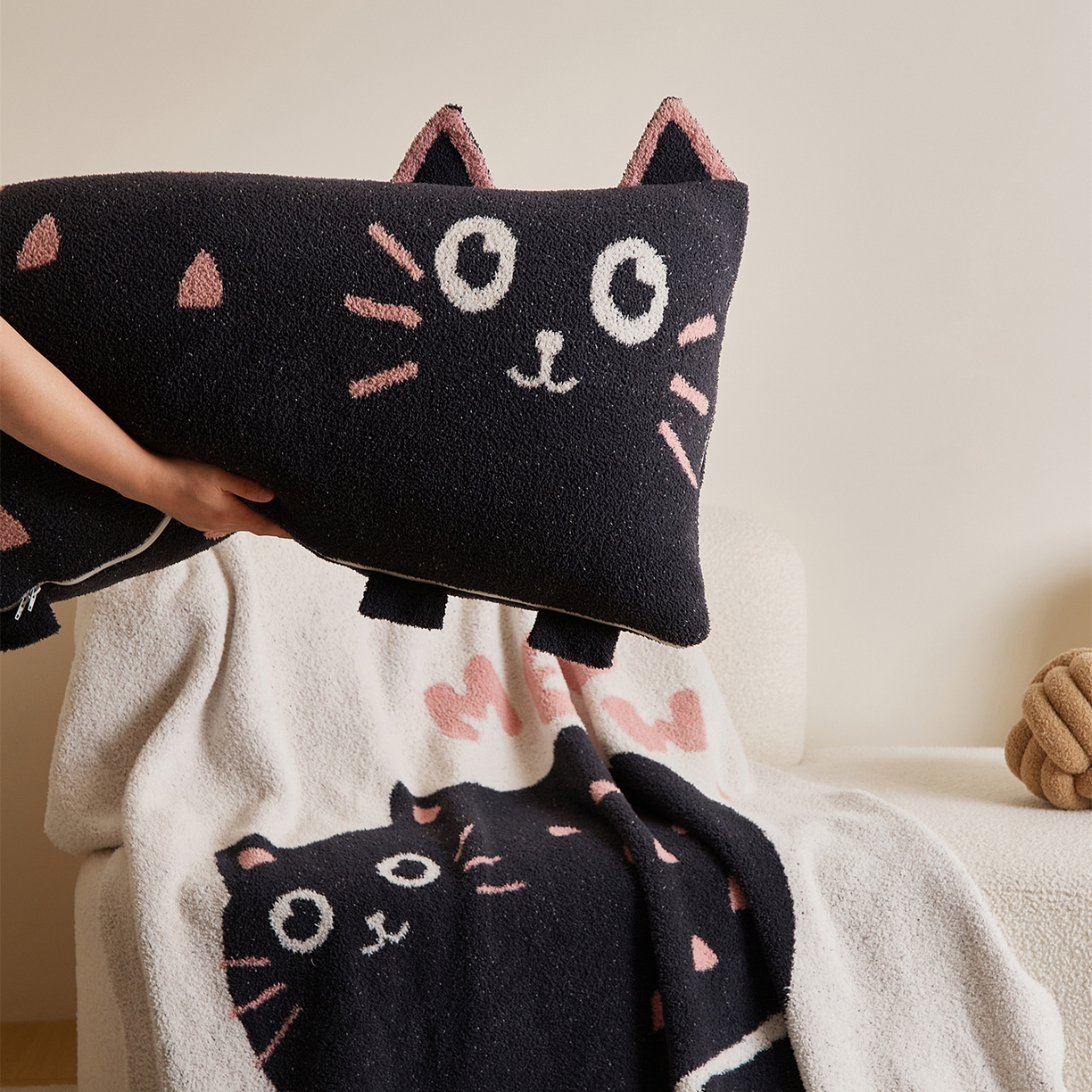 91家纺网 家纺一手货源 找家纺 暖绵绵家纺 2025新款毛茸茸小猫毯子毛毯抱枕含芯-黑糖【券后最低零售价：毯子173元、抱枕（含芯）153元】 黑糖抱枕含芯-烟灰色
