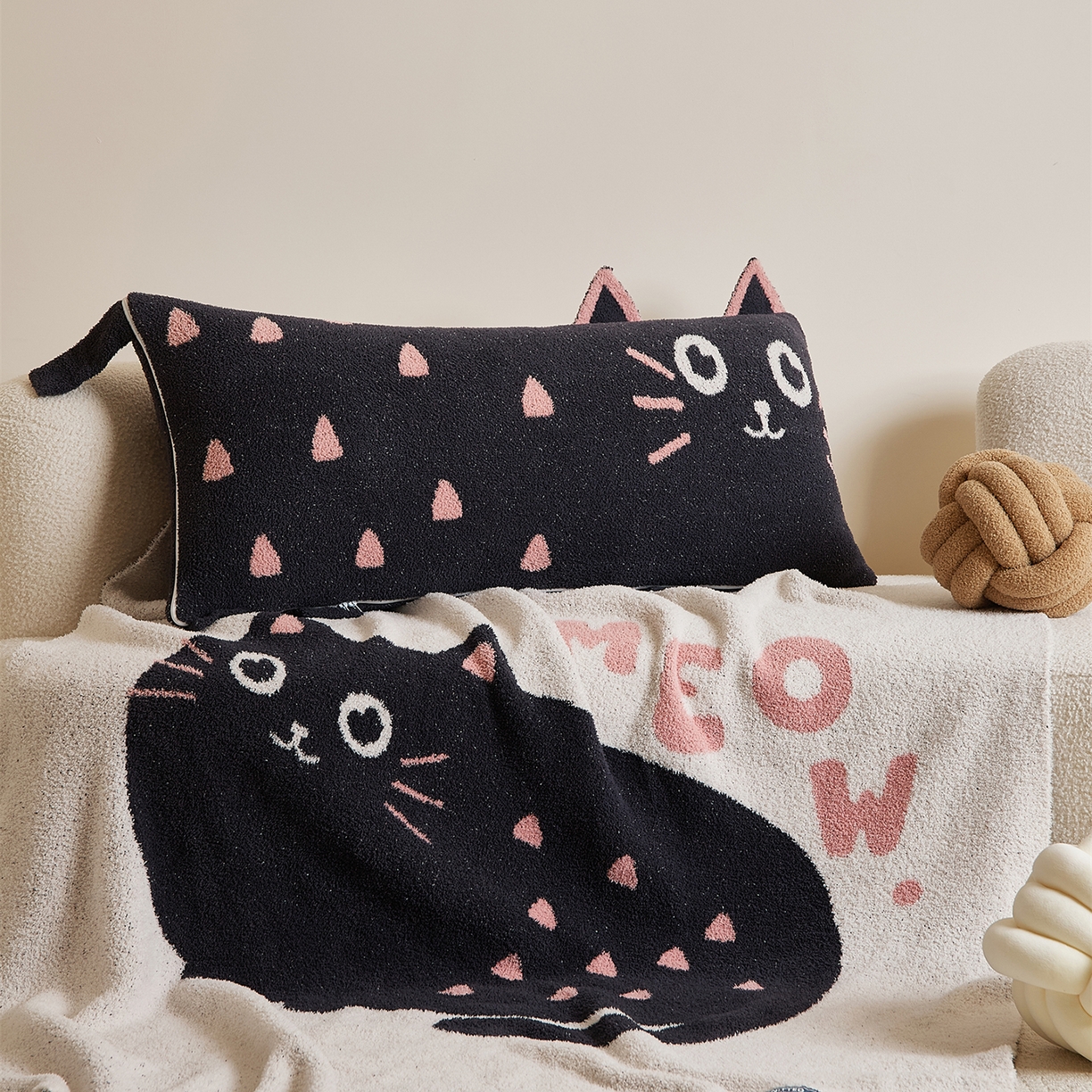 91家纺网 家纺一手货源 找家纺 暖绵绵家纺 2025新款毛茸茸小猫毯子毛毯抱枕含芯-黑糖【券后最低零售价：毯子173元、抱枕（含芯）153元】 黑糖抱枕含芯-烟灰色